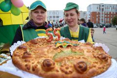 Самый большой пирог “Юбилейный” весит 2,5 килограмма!  Фото Никиты ПавловаГостей  встречали пирогами,  шашлыком да борщом 55 лет Новочебоксарску 