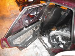 10 ноября злоумышленник разбил стекло и поджег заднее сиденье автомобиля. Фото автораПоджоги — на первом месте Служба 01 