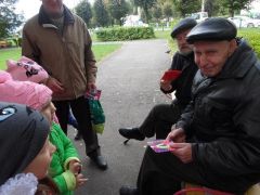 pozhilyie7.jpgДетсадовцы Новочебоксарска поздравили дедушек и бабушек с праздником
