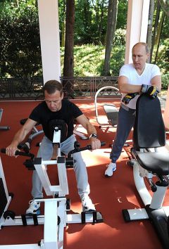 Путин и Медведев вместе потренировались и выпили чаю в Сочи