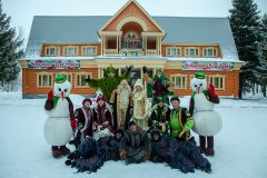 В резиденции татарстанского Деда Мороза гостей встречают герои народных сказок.Дед Мороз и Кыш Бабай ждут в гости Тропой туриста 