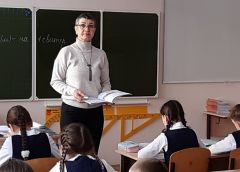 Учитель начальных классов Роза Викторовна Аникина работает в школе с 1988 года.Спасибо, что конца урокам нет. Школа № 8 Новочебоксарска отметила полувековой юбилей