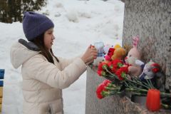 Жители Новочебоксарска: “Мы с вами, Кемерово” траур Новочебоксарск Кемерово инициатива Дети Акция 