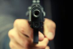 Пенсионер использовал пневматическое оружие. Фото с сайта moskva.glavny.tvСтарик-разбойник из Татарстана расстрелял автомобиль стрельба криминал Татарстан 