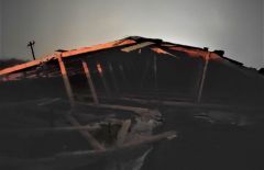 В Марпосаде ветром сорвало часть шиферной крыши пятиэтажного жилого дома