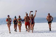Фото: прибайкальцы.рфВпервые на заливе пройдет забег в купальниках и плавках Новый год-2018 