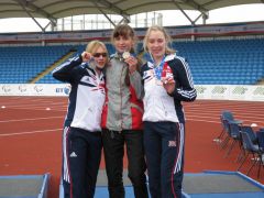 Елена Иванова (в центре)  с золотой медалью Кубка мира.Первая Елена Спорт паралимпийский спорт инвалиды 