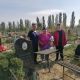 Волонтеры помогли жительнице Санкт-Петербурга очистить могилу ее матери от травы на новочебоксарском кладбище