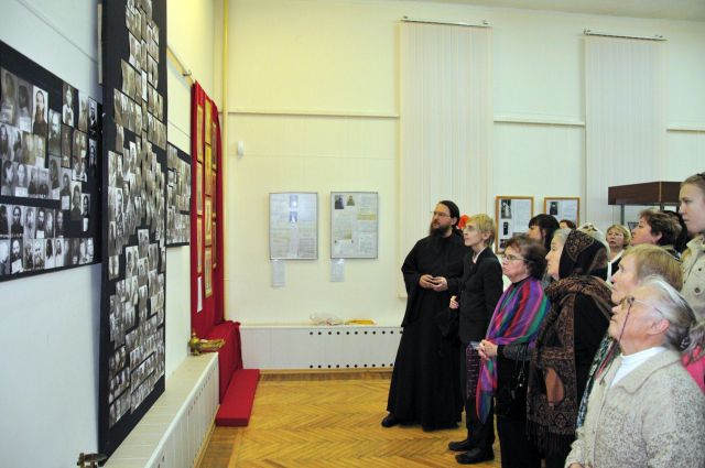 На открытии выставки, иеродьякон Иосиф (в центре) И посетители перед “голгофой”. Фото Валерия Бакланова.