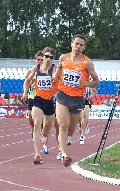 На дистанции 800 м Юрий Борзаковский.