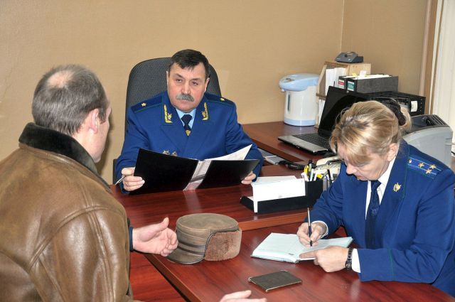 Личный прием ведет генерал юстиции Александр Мигушов. Фото Валерия Бакланова.