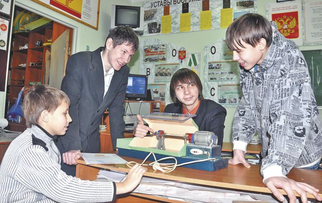 Никита Иванов (в центре) демонстрирует свое детище друзьям. Фото Валерия Бакланова.