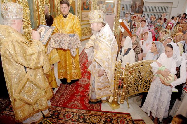 Митрополит Варнава  от имени предстоятеля РПЦ  Патриарха Кирилла  вручил отцу Илии орден.