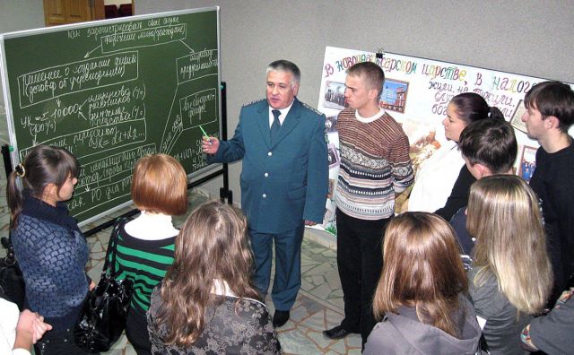 Начальник налоговой инспекции В.Иванов рассказывает учащимся техникума прикладной биотехнологии  о том, как организовать свой бизнес