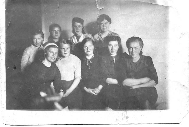 Этот редкий снимок, сделанный в Апреле 1945-го, бережно хранят в семье Тамары Ивановны. На нем сестра Таисия  (вторая слева во втором ряду). Снимок из семейного альбома Денисовых.