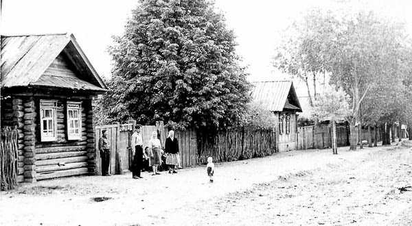 Дом в Баннове (слева), где поселились супруги Васильевы. Снимок 1963 года. Фото В.СМИРНОВА.