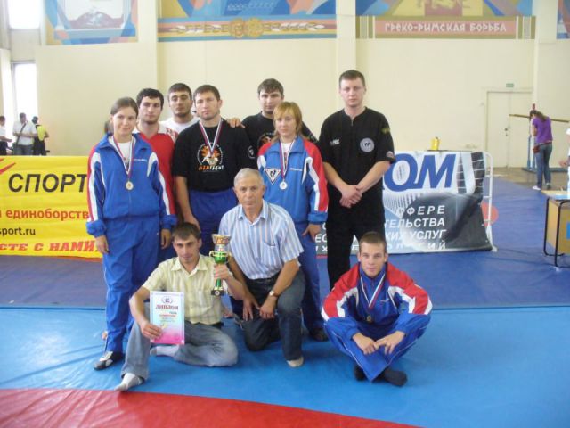 Бойцы “Аполлона” и их наставник президент спортклуба  Николай Сергуняев (в первом ряду в центре)
