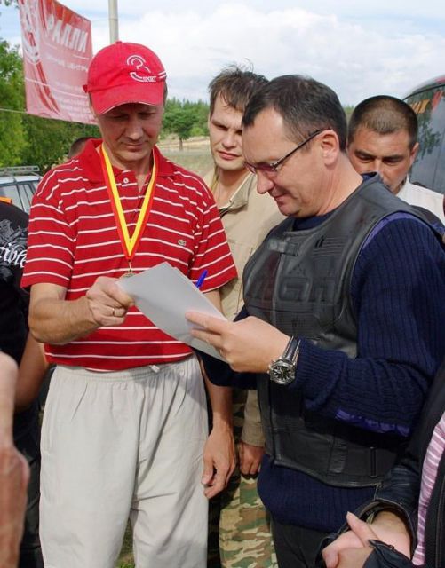 Победителя “Золотых песков” Юрия Иванова поздравляет Президент ЧР Н.Федоров.  Фото из личного архива Ю.Иванова. 