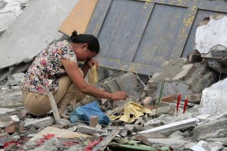 Число жертв землетрясения достигло 400 человек.